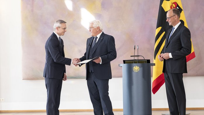 Bundespräsident Steinmeier überreicht Karsten Wildberger die Ernennungsurkunde.