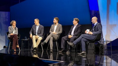 Ina Scharrenbach, Dr. Markus Richter, Dr. Moritz Heuberger, Matthias Oberndörfer und Marc Danneberg sitzend im Gespräch auf einer Bühne