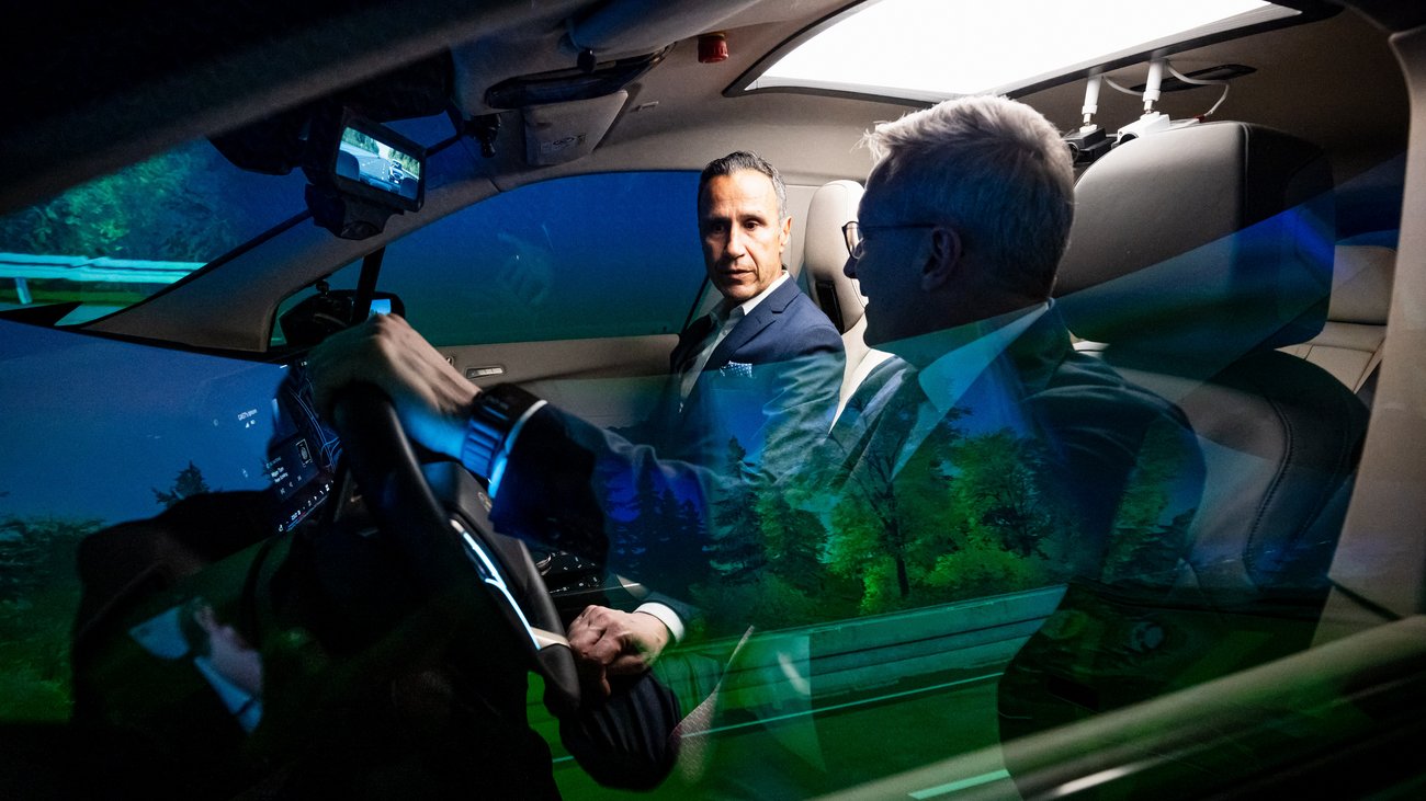 Karsten Wildberger sitzt in einem Auto mit Autobahnassistent.