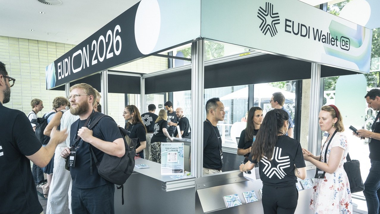 Veranstaltungsteilnehmende in Gesprächen am Informationsstand der EUDI ON 2026 in Berlin