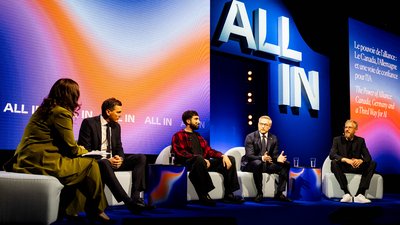 Catherine Cullen, Evan Solomon, Aidan Gomez, Karsten Wildberger und Samuel Weinbach im Gespräch auf einer Bühne