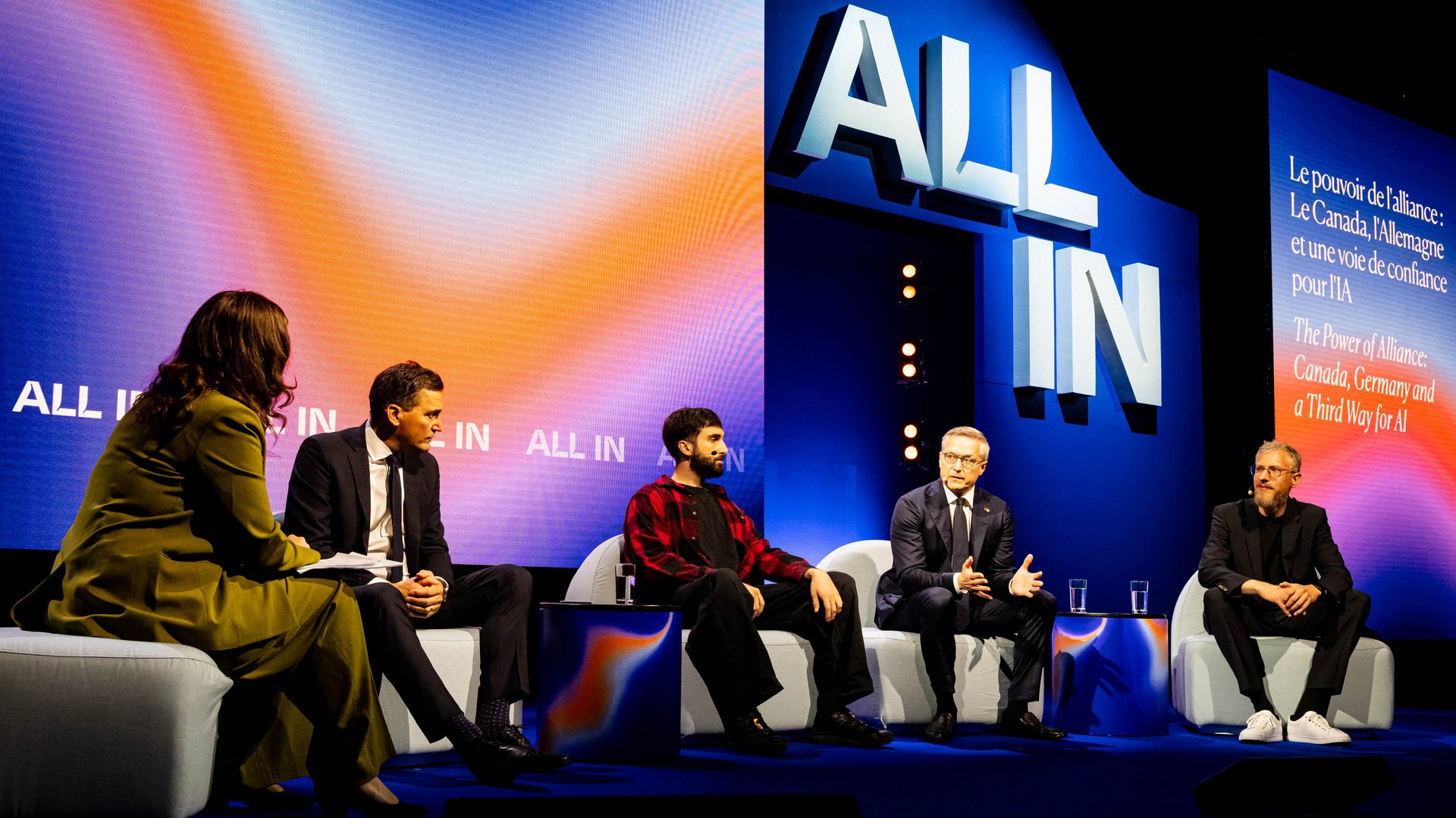 Catherine Cullen, Evan Solomon, Aidan Gomez, Karsten Wildberger und Samuel Weinbach im Gespräch auf einer Bühne