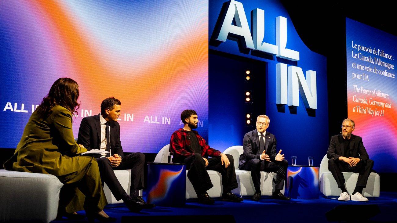Catherine Cullen, Evan Solomon, Aidan Gomez, Karsten Wildberger und Samuel Weinbach im Gespräch auf einer Bühne