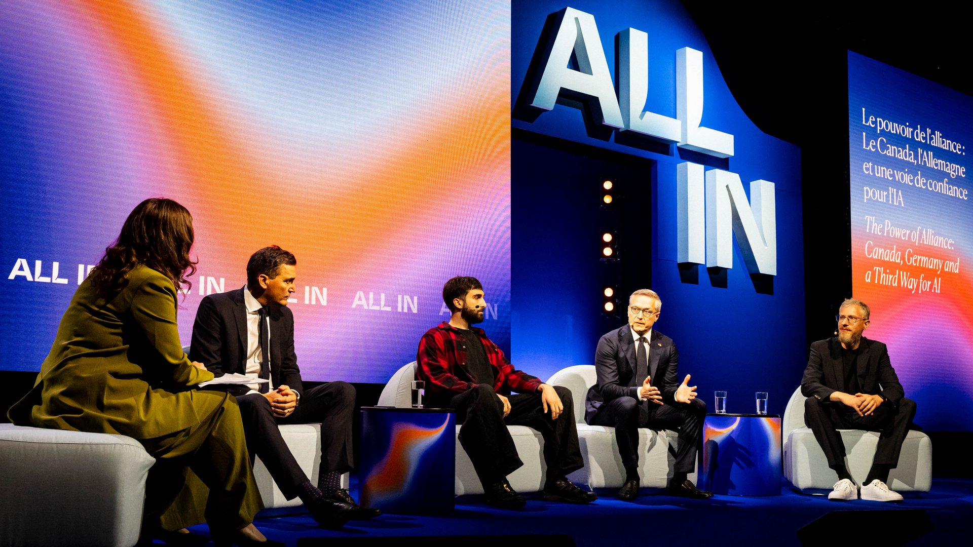 Catherine Cullen, Evan Solomon, Aidan Gomez, Karsten Wildberger und Samuel Weinbach im Gespräch auf einer Bühne