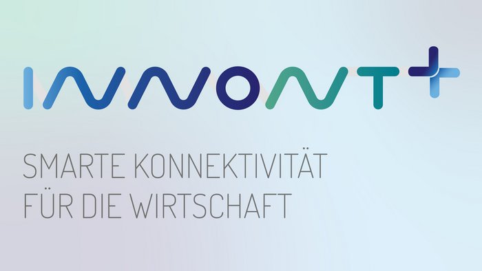 Logo der Marke „INNONT+“ in Blau- und Grüntönen auf hellem Hintergrund. Darunter steht in grauer, serifenloser Schrift der Slogan: „SMARTE KONNEKTIVITÄT FÜR DIE WIRTSCHAFT“.