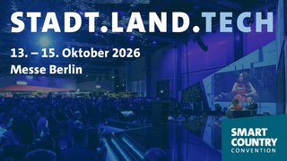 Keyvisual der SCCON: Daten der Messe auf blau eingefärbtem Messebild. 