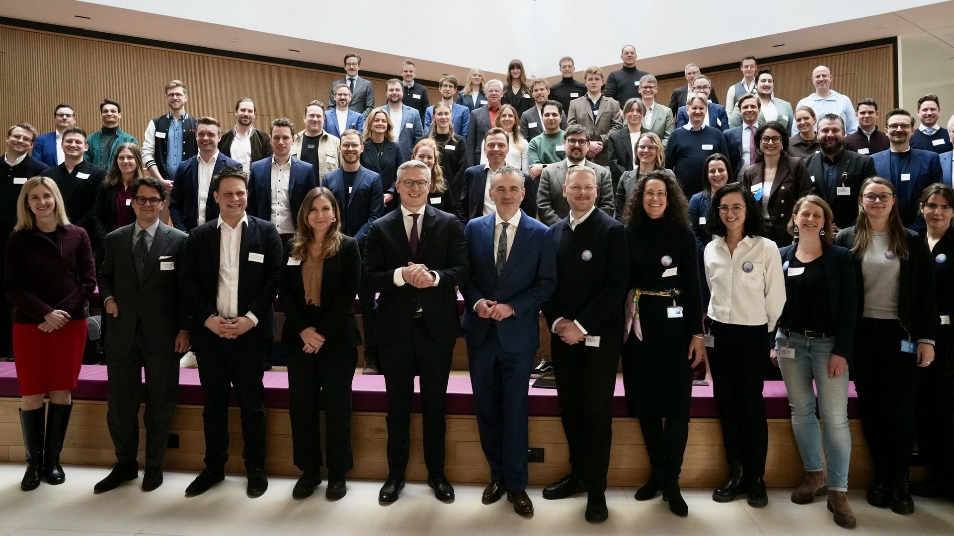 Teilnehmerinnen und Teilnehmer eines Workshops stehen für ein Gruppenbild bereit.