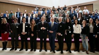 Teilnehmerinnen und Teilnehmer eines Workshops stehen für ein Gruppenbild bereit.