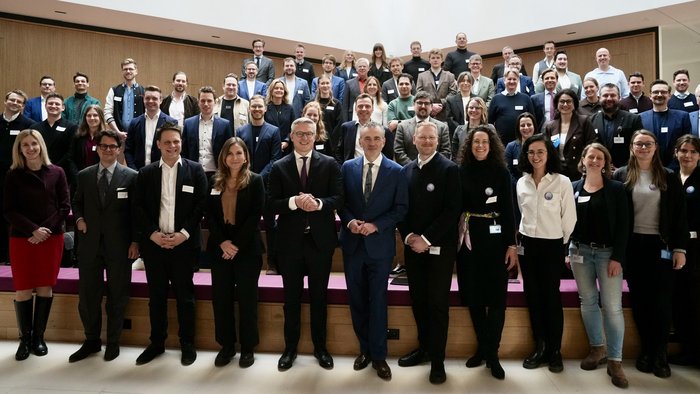 Teilnehmerinnen und Teilnehmer eines Workshops stehen für ein Gruppenbild bereit.