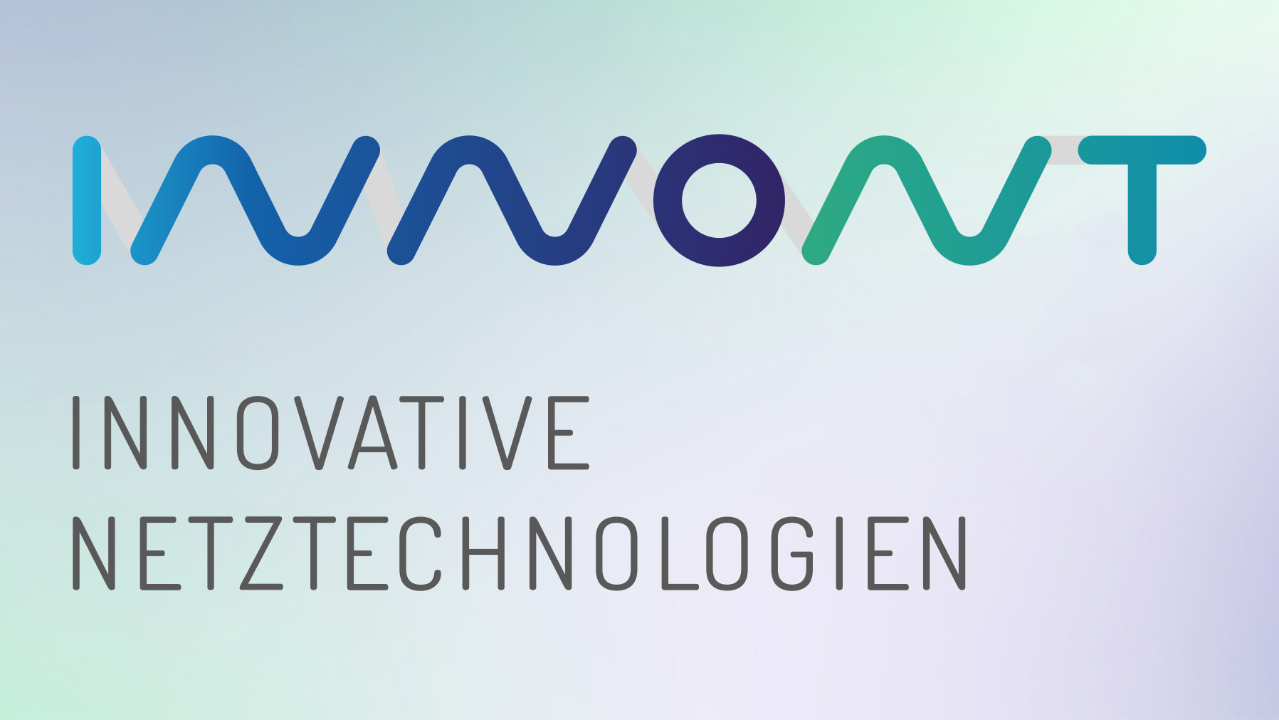 Logo-Schiftzug "Innovative Netztechnologien" vor farbigem hellen Hintergrund